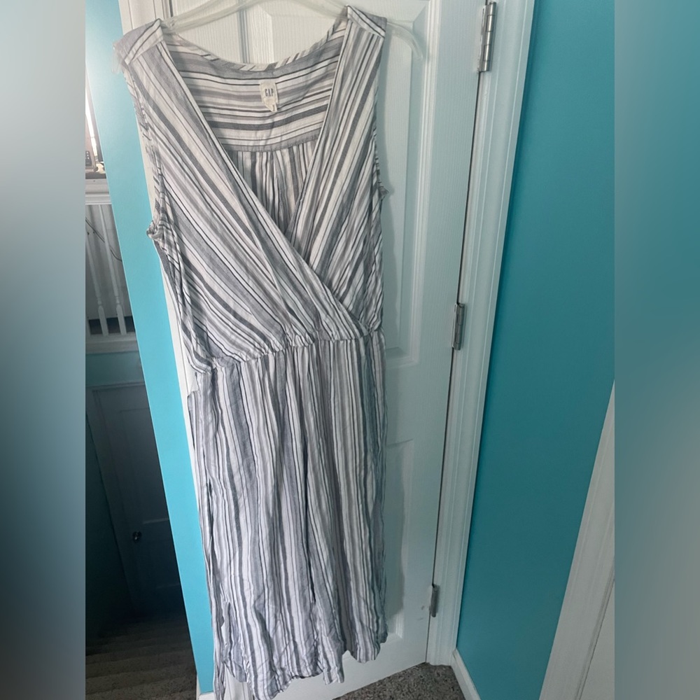 Gap jumpsuit. Med. ties at waist